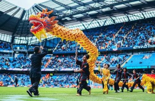 当英超遇见春节：曼城主场舞龙舞狮表演成亮点
