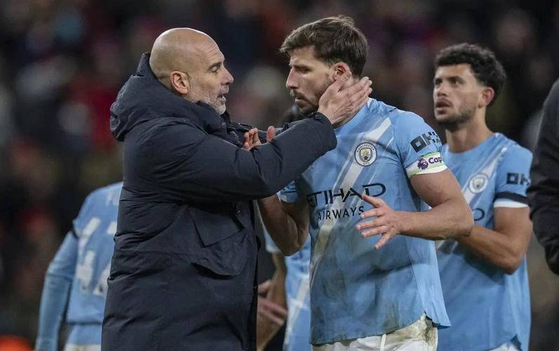 赛后采访瓜帅下意识喊凯文,随后低头叹息画面令人动容