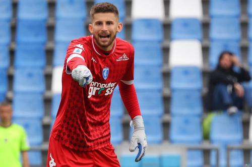 热刺门将维卡里奥引争夺，国米尤文均有意引进