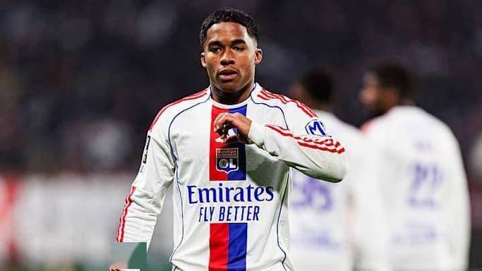 里昂全队获赠PS5套装！恩德里克贴心配备定制旅行箱