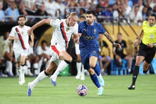 福登8次对抗3次成功，送出2次关键传球助球队