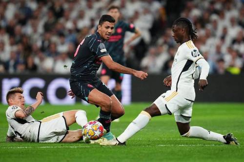 罗德里本场13次长传12次成功，攻防表现稳健