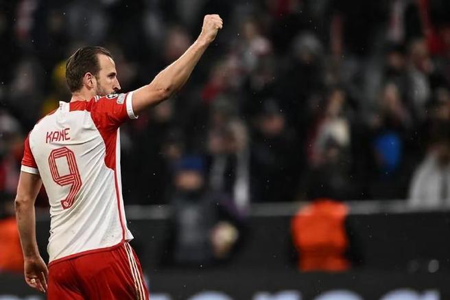 打破僵局！凯恩主罚点球稳稳命中，拜仁慕尼黑1-0领先