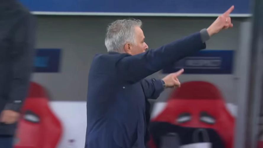 门将头球破门皇马！本菲卡英雄谈穆帅沉默抱头瞬间