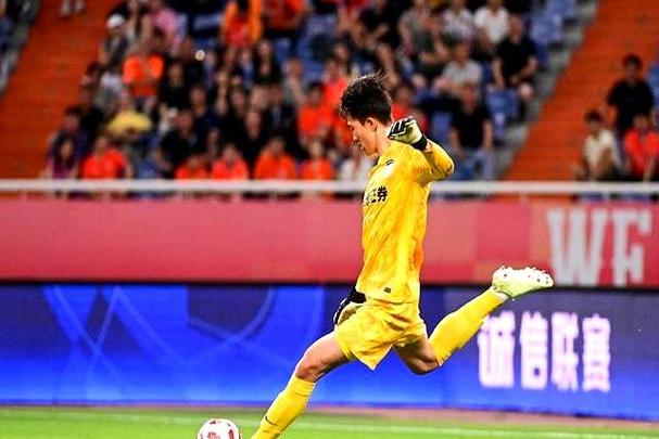 深圳新鹏城官方宣布租借签下球员魏黾哲