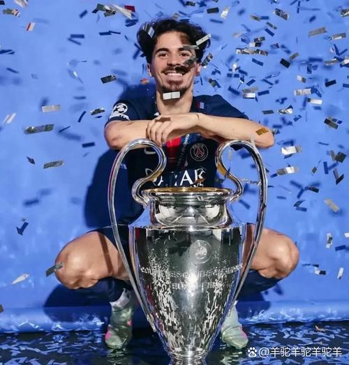 罗马诺透露皇马欣赏维蒂尼亚,但巴黎圣日耳曼坚持留人态度