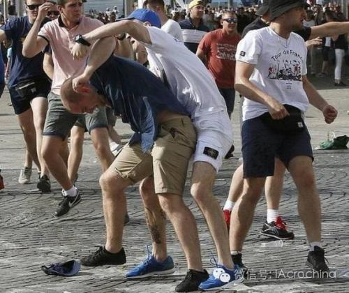 巴黎球迷侮辱马赛人送快递,涉事快递品牌发文痛批