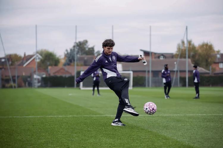 曼晚：曼联考虑今夏引进托纳利，纽卡1亿英镑估价成焦点