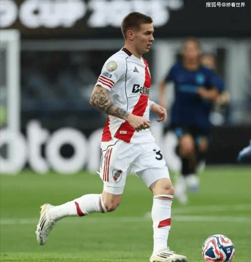 马斯坦托诺浪费绝佳机会,姆巴佩挥拳表露沮丧神情