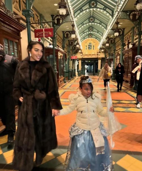 乔治娜社媒更新，分享埃及之旅和迷你罗比赛瞬间