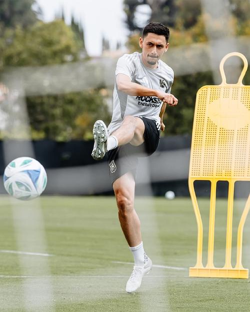 巴萨跟队记者透露:拉菲尼亚恢复良好,计划明天参加训练