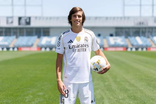 致敬皇马!卡雷拉斯穿裆进球全程,内切突破三人防守