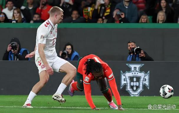 狂风中的足球少年：葡萄牙U17比赛在恶劣天气下进行