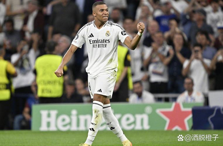 红军门将阿利松禁区外解围踢空，索博及时回防化解危机！