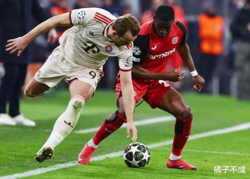 从进攻到防守:索博客串右后卫进球又吃红牌,表现两极