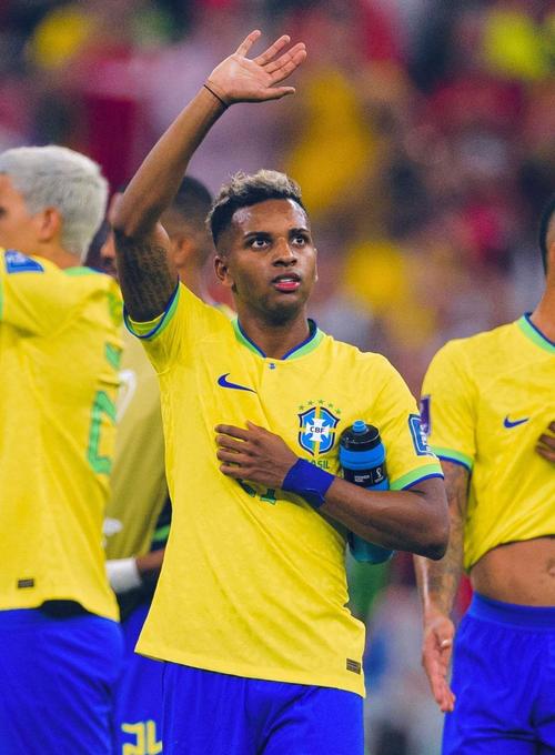 埃莫森飞铲染黄,18岁小将德罗巴黎首秀演砸