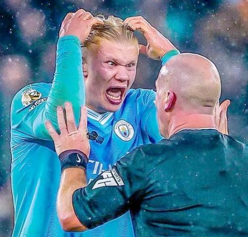 哈兰德被闯入球迷又抱又亲,比赛安全受关注