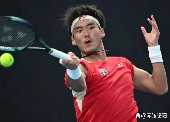 中场热身突发不适,小孔塞桑敷冰袋缺席比赛