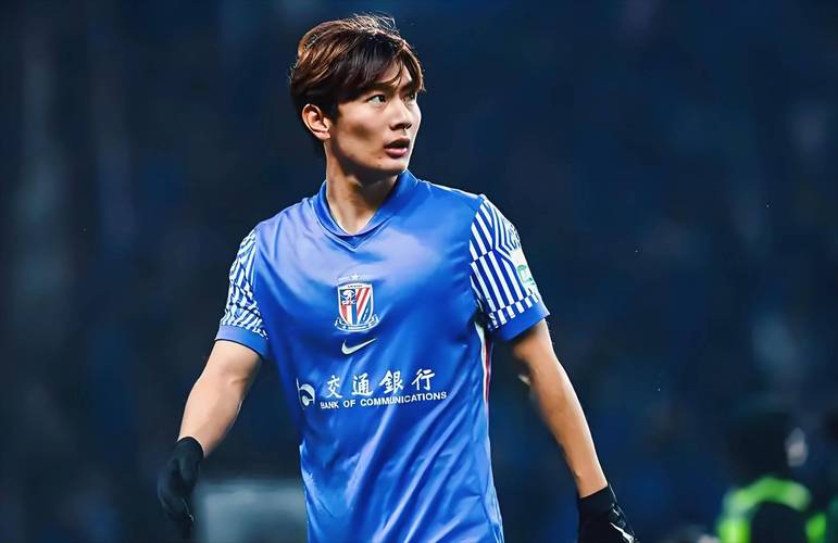 强援来袭!U23国足后防贺一然今日抵达成都完成签约