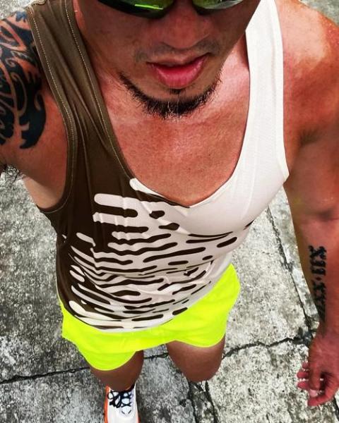 迪巴拉外公晒肌肉照引热议，60岁状态不输年轻人！