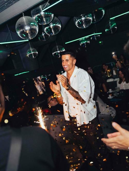 B费社交媒体互动:拍照服务已提供,咖啡债记得还哦!