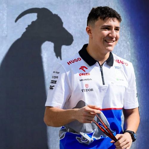 F1红牛车手哈贾尔现场助阵，喜获曼联新星姆伯莫球衣