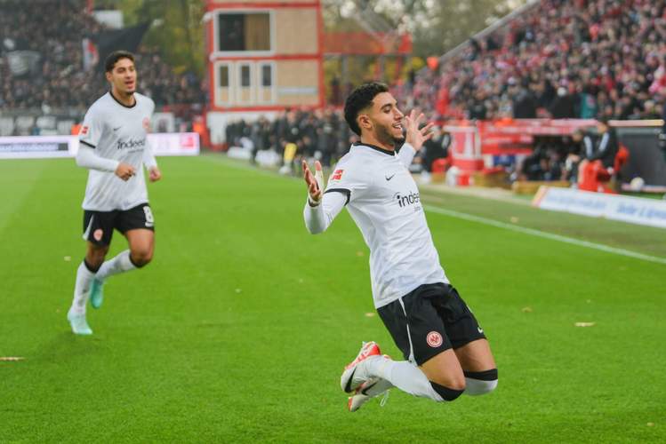 马尔穆什进球被吹引争议,回放清晰显示此球并未越位