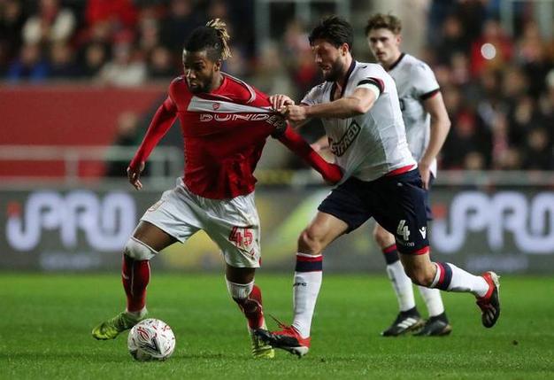 赛场突发!索尔福德城球员对抗中倒地,阿莱恩含泪伤退