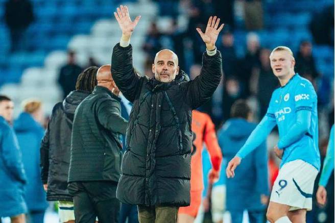 斯科尔斯看台督战引热议,索尔福德城vs曼城战况激烈