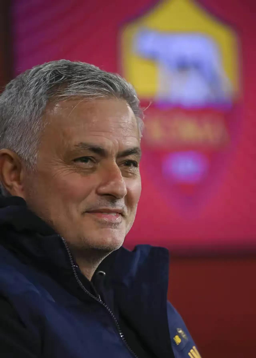 赛前震撼一幕!那不勒斯球迷拉横幅力挺球队战罗马