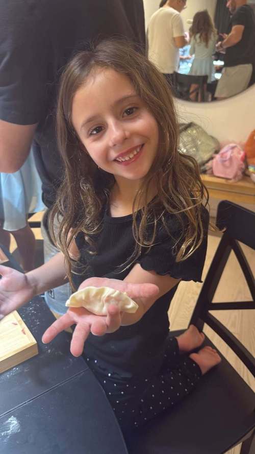 国脚塞尔吉尼奥家人晒年夜饭,入乡随俗包饺子其乐融融