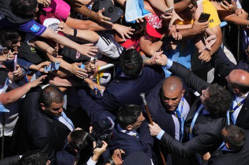 狂人归来！穆里尼奥故地重游与球迷街头互动