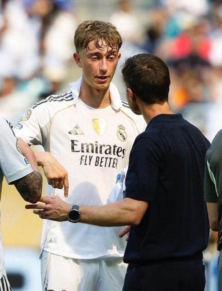 记者爆料:皇马训练中卡马文加牙疼缺阵,赫伊森亮相训练场