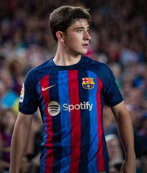 诺坎普响起针对性口号，拉波尔塔争议手势回应球迷