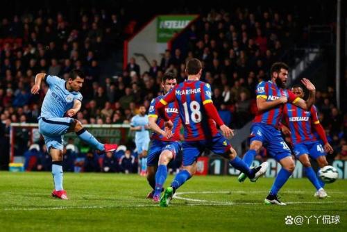 水晶宫角球战术见效，拉克鲁瓦开场头球砸穿曼联防线