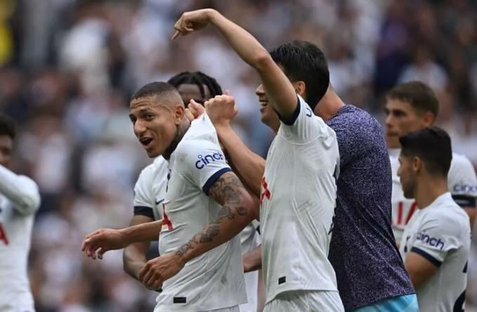 热刺里沙利松头球扳回一城,进球庆祝引发冲突对手染黄