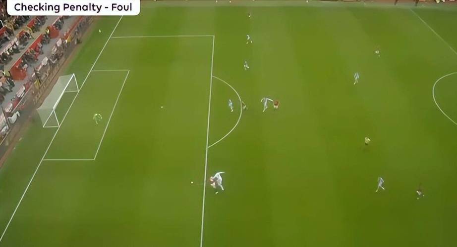 拉克鲁瓦犯规引争议！B费称裁判当场判定点球无疑