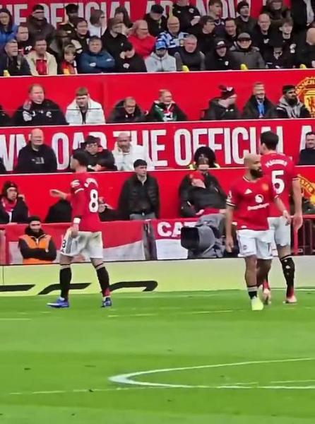 关键时刻显领袖价值，B费在曼联0-1落后时指导大部分队员