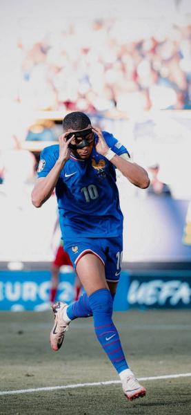 新司机姆巴佩上路！驾车亮相皇马基地，开启新篇章