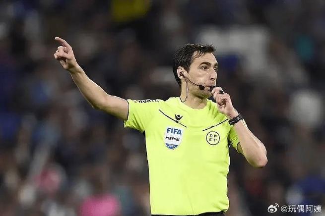 巴萨与马竞次回合对决：主裁判德-布尔果斯吹罚