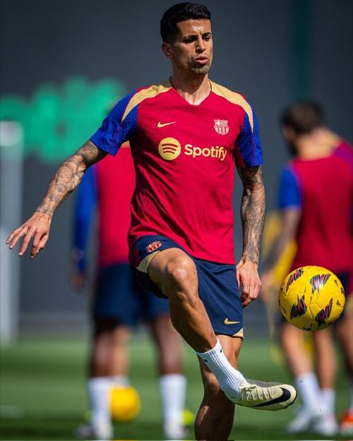 次回合焦点！世体曝巴萨首发调整，坎塞洛将出任左后卫