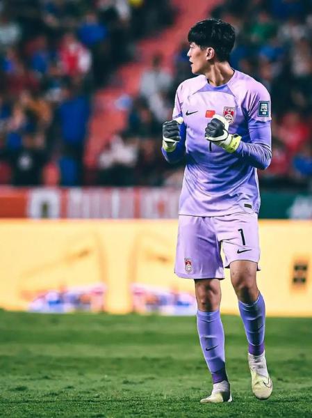 国足失利背后：颜骏凌“不敢出门”守门风格拖累全队防守