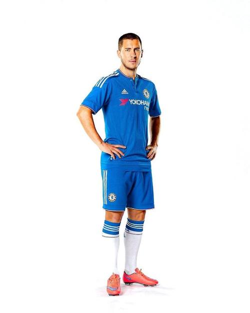 2026-27赛季切尔西主场球衣：黄色狮子徽章引领新潮流