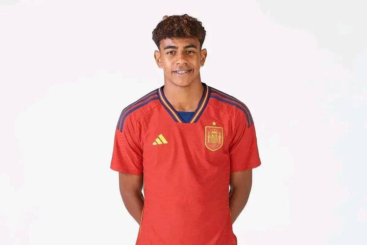 西班牙球员亚马尔谴责球场歧视 穆斯林歌曲引发争议