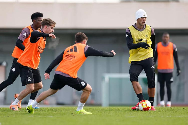 阿韦洛亚帅位动摇？皇马内部质疑其短期执教表现