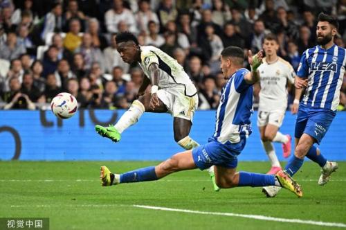 维尼修斯单刀赴会低射，皮球击中立柱内侧弹出底线！