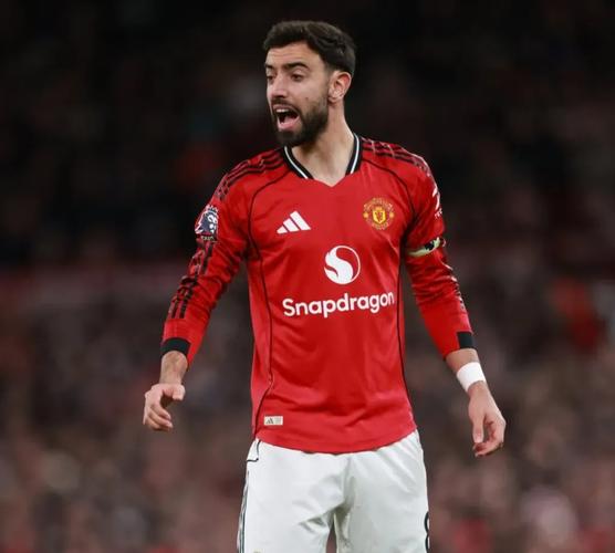 太阳报独家：B费赛后为纽卡助教签名，展现友好互动