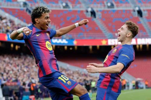 望子成龙终实现！亚马尔西甲戴帽母亲现场激动庆祝