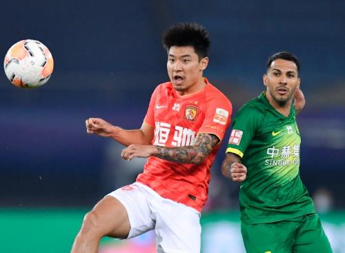 安佩姆上演长途奔袭好戏，阿不都海米提被迫犯规领取黄牌