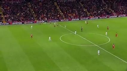 土超赛场现离奇失误！门将主动送礼奥斯梅恩破门